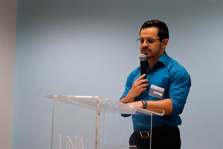 La imagen muestra a don Edgar Solís, coordinador de la subcomisión de pueblos y territorios indígenas, tras un pulpito con micrófono en mano, participando del evento.