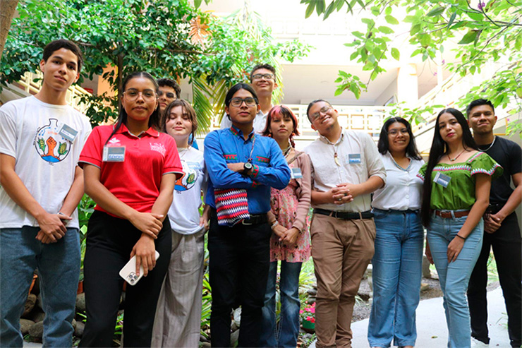 La imagen muestra un grupo de 11 personas entre hombre y mujeres, estudiantes indigenas participantes del encuentro universitario